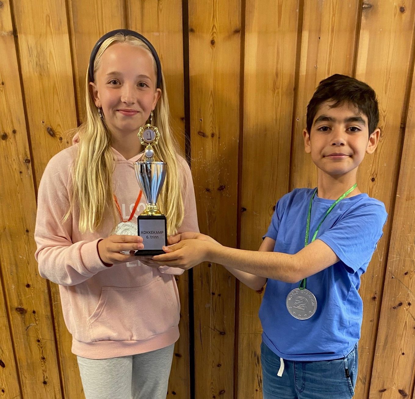 et barn og barn som poserer for et bilde