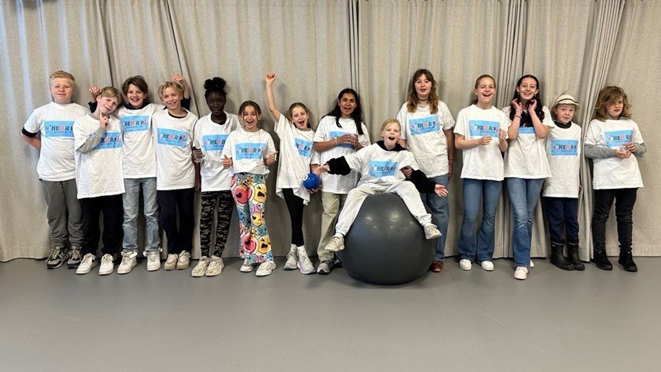 En gruppe mennesker som poserer for et bilde