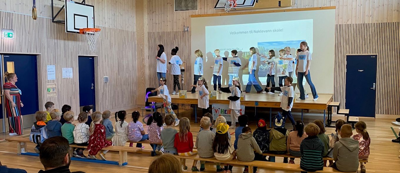 En gruppe barn på scenen