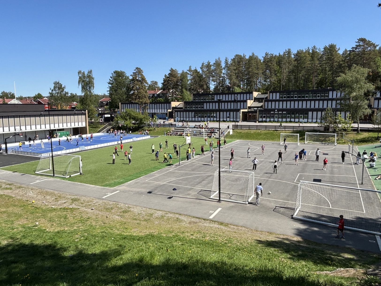 En gruppe mennesker som går rundt i et svømmebasseng