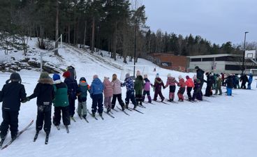 en gruppe mennesker som står på snø