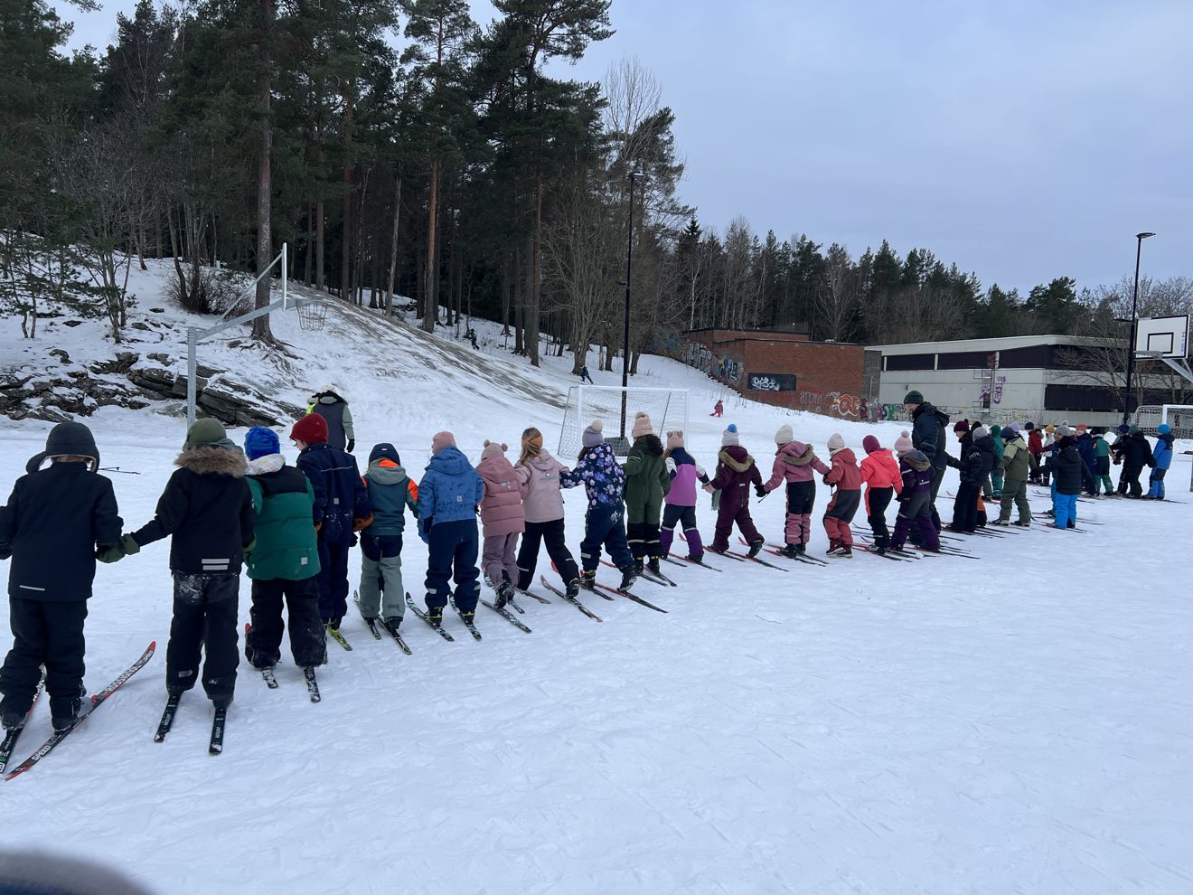 en gruppe mennesker som står på snø