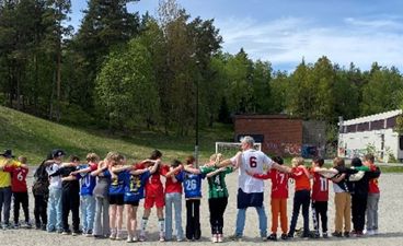 en gruppe mennesker som står sammen utenfor