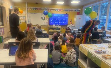 en gruppe mennesker i et rom