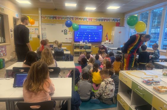 en gruppe mennesker i et rom