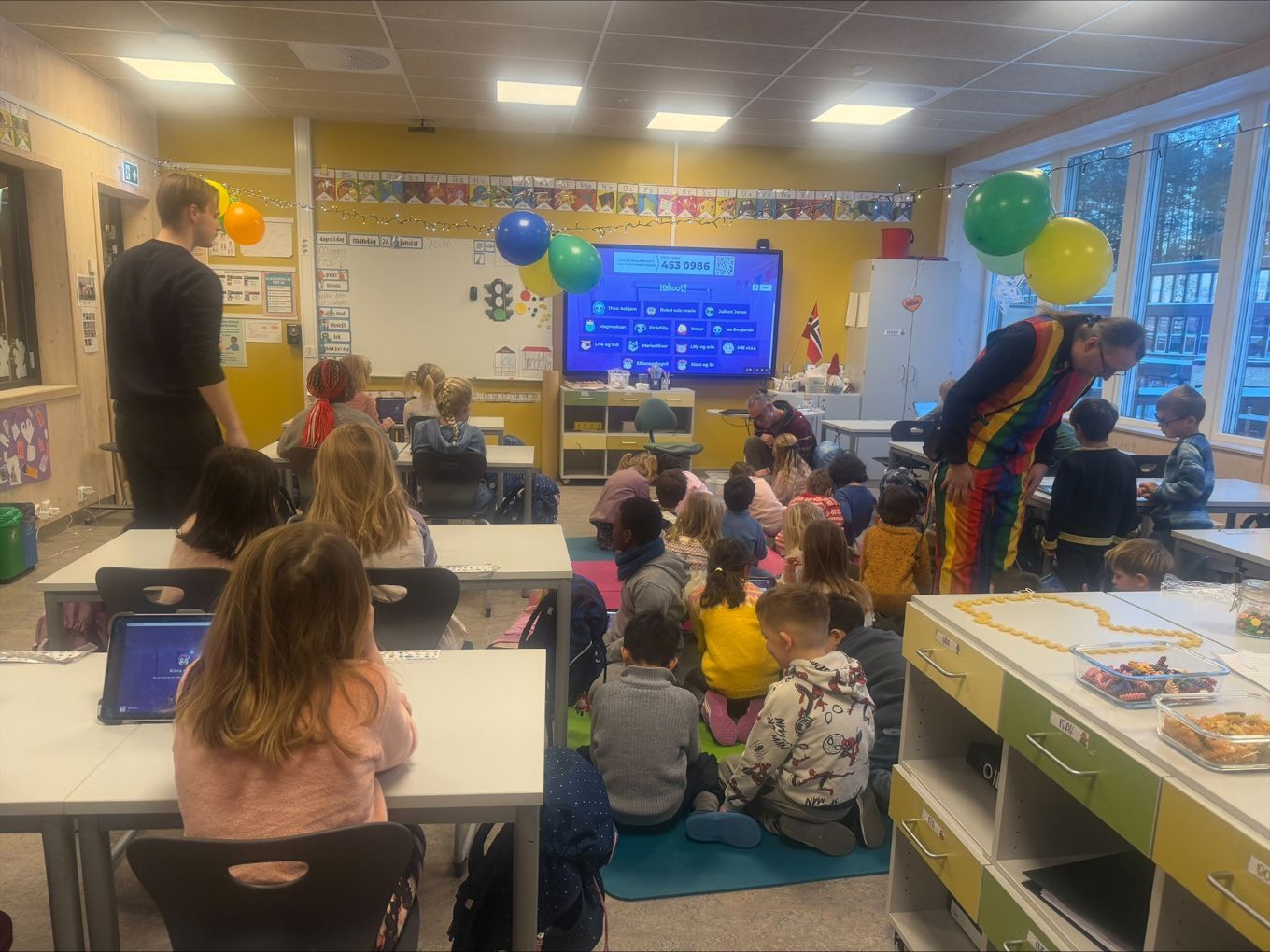 en gruppe mennesker i et rom