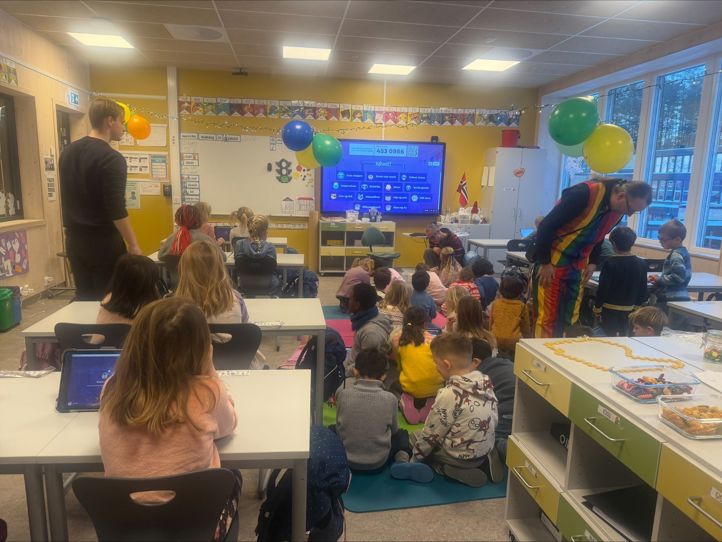 en gruppe mennesker i et rom