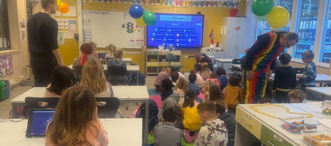 en gruppe mennesker i et rom en gruppe mennesker i et rom