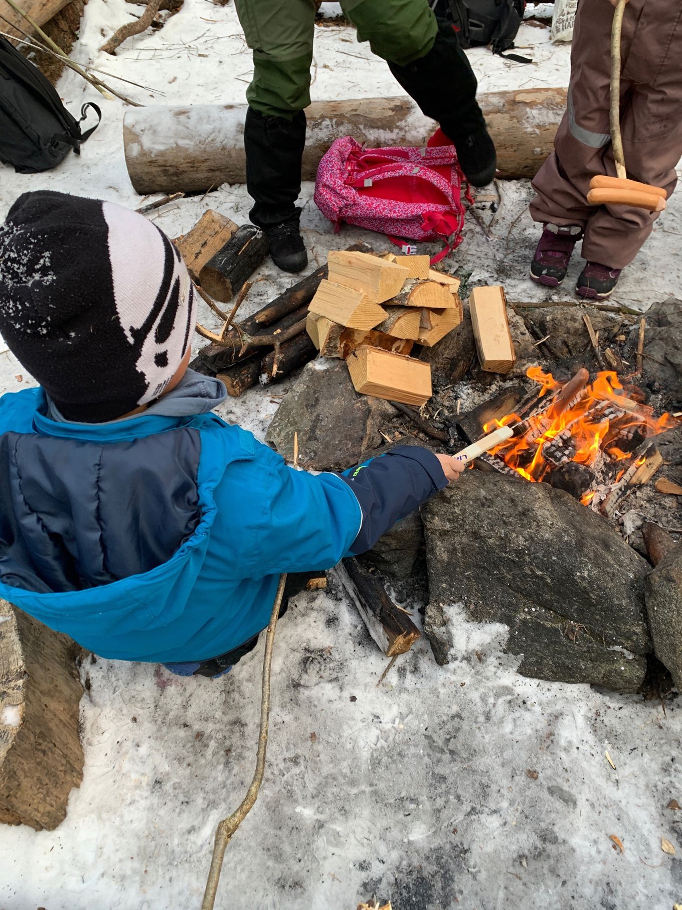Barn som griller pølse Barn som griller pølse