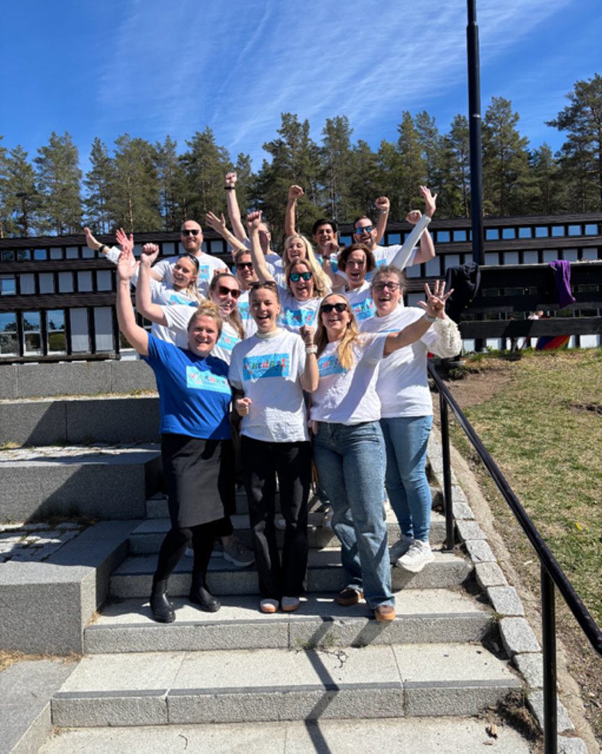 en gruppe mennesker som poserer for et bilde