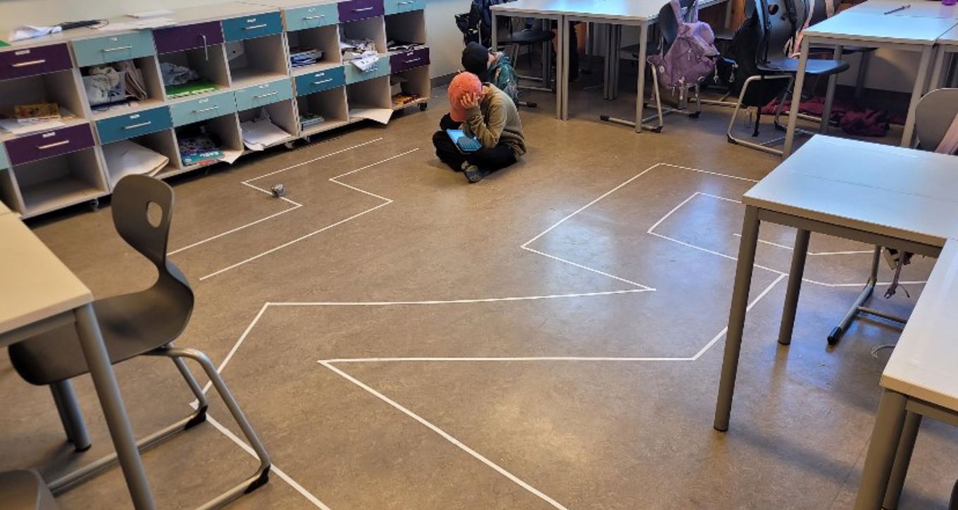 en person som kneler på gulvet en person som kneler på gulvet