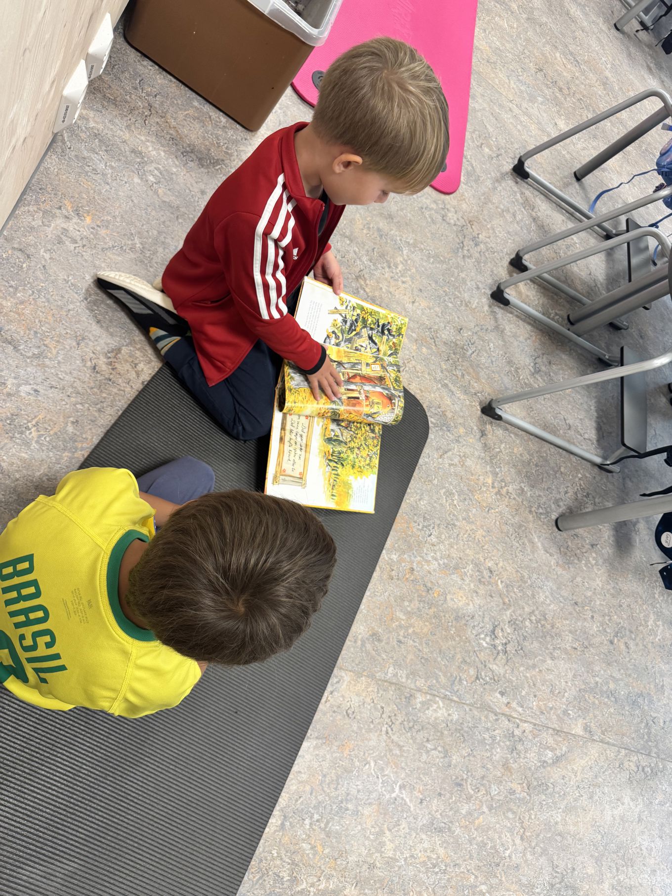 et par barn som sitter ved et bord og ser på en bok