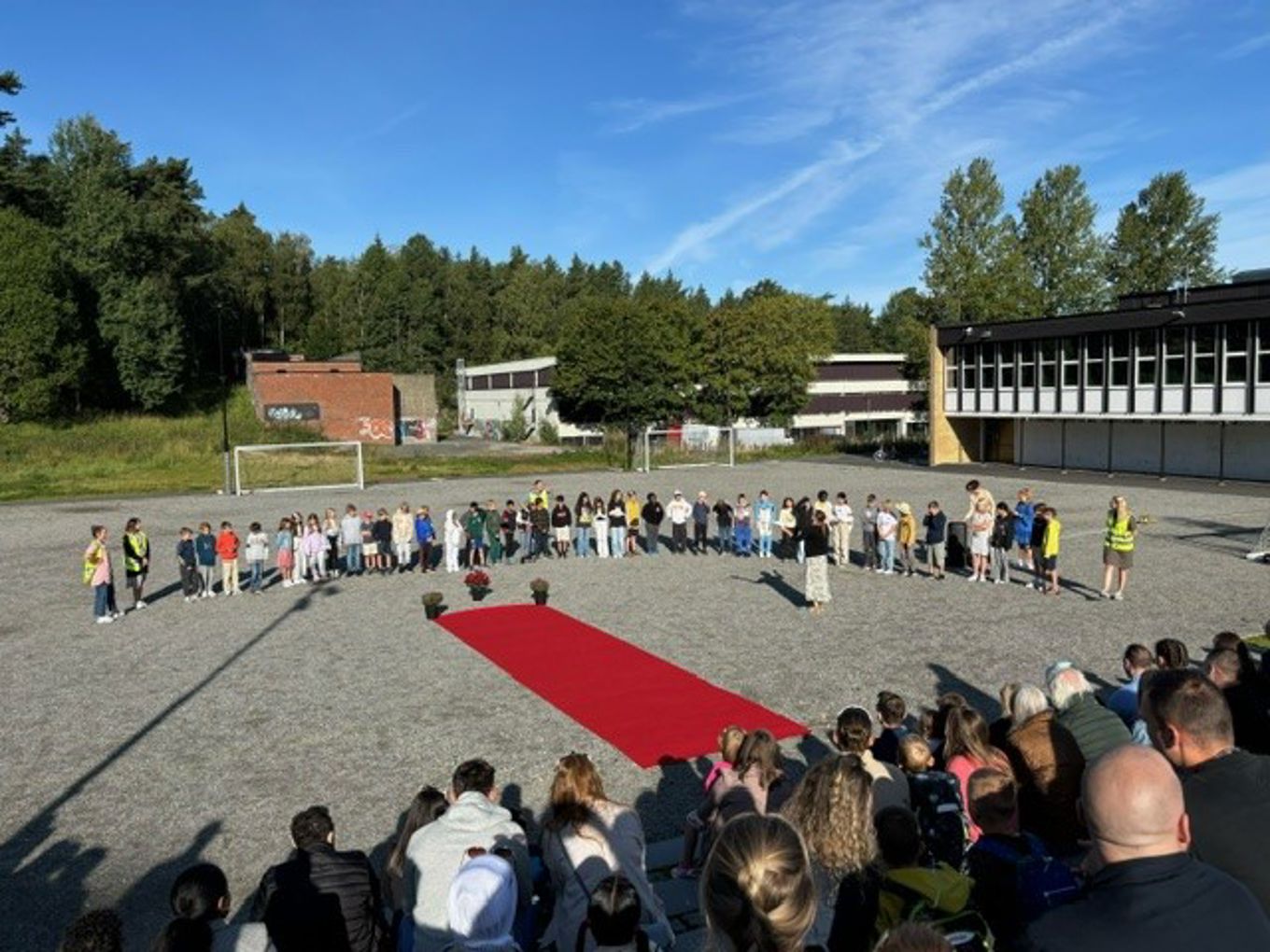 en gruppe mennesker utenfor