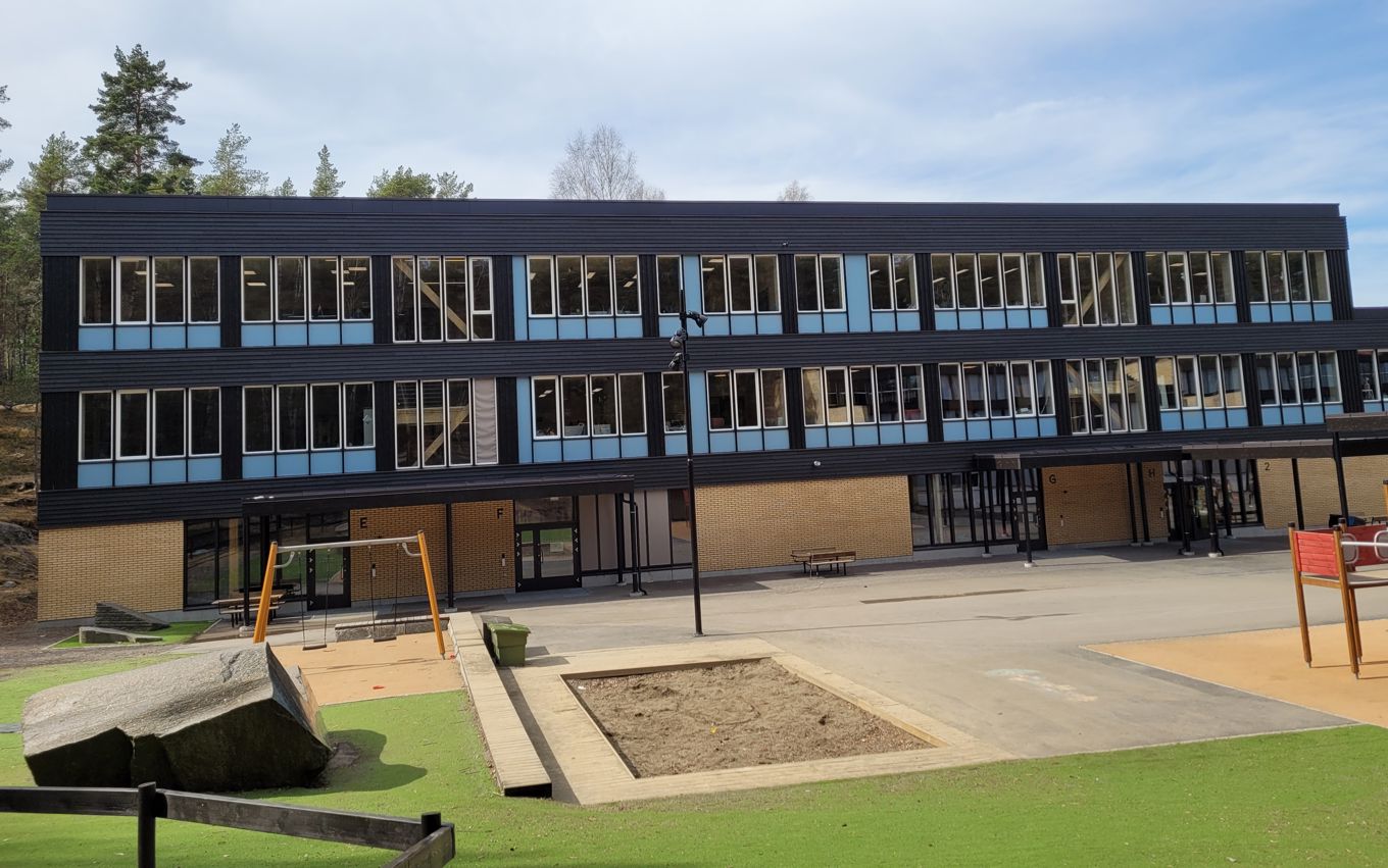 Foto: Oslo kommune/Nøklevann skole Bygg 2 med lekeplass i forgrunnen