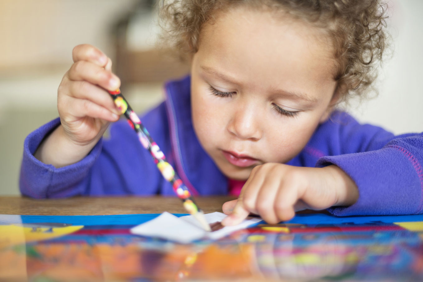 Skolelev som jobber med et visuelt prosjekt