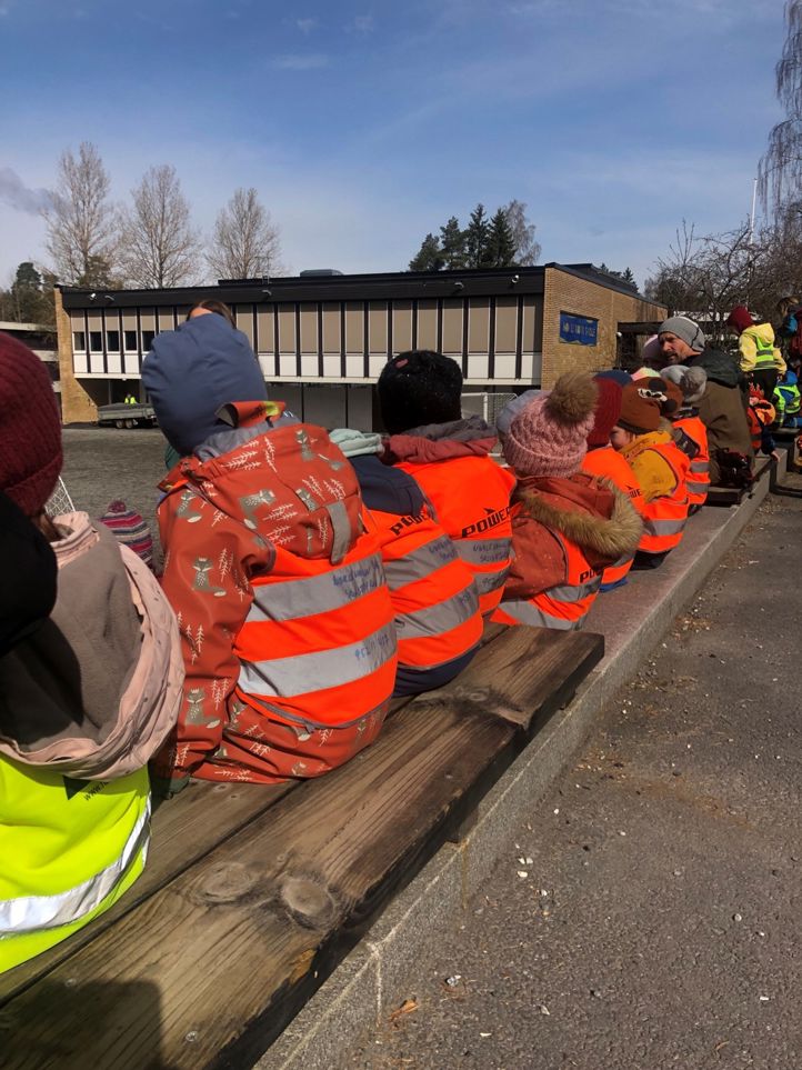 Foto: Ellen Opsahl Henstein/Nøklevann skole Barn med vest som sitter på en skolebenk ute.